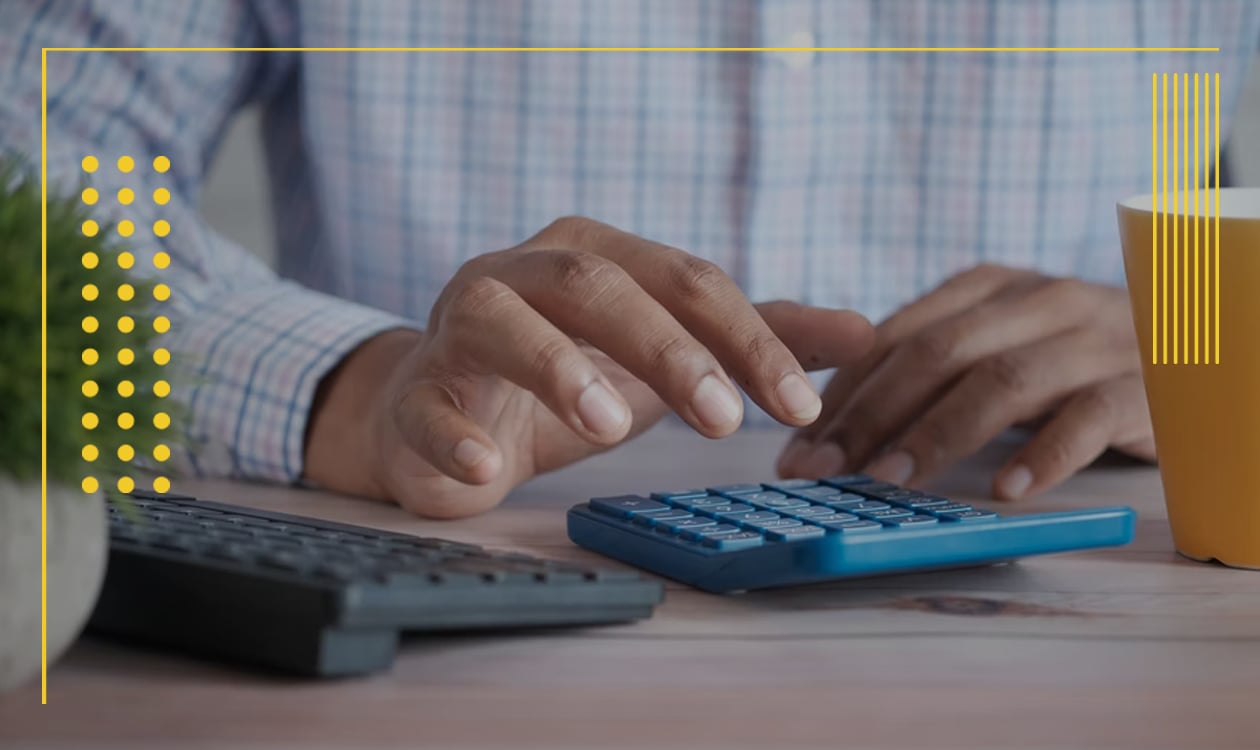 Un ejecutivo saca cuentas de su negocio en una calculadora, mientras hace su reporte de gastos en Matika